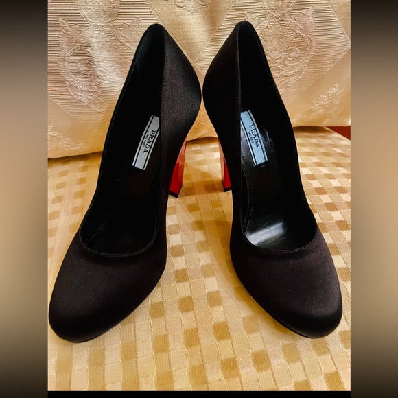 Prada
Thunder Pumps
36 - Picture 4 of 11